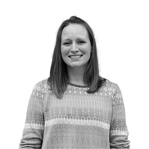 Kvindelig studerende på Dronninglund Efterskole i Danmark, smilende og glad.