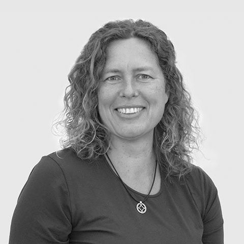 Kvindelig lærer smilende, lærer på Dronninglund Efterskole, dansk skole, elevcenter, uddannelse, læringsmiljø.