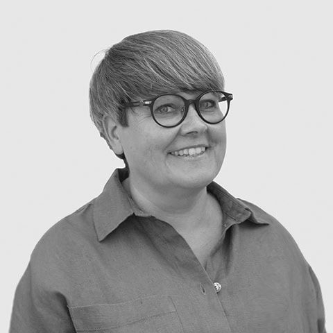 Charmerende kvindelig lærer med briller fra Dronninglund Efterskole.