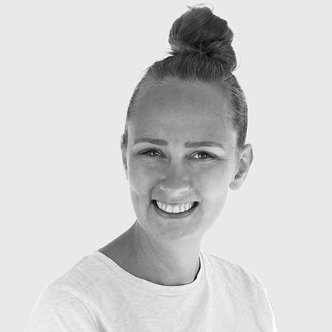 Moden skolepige smilende, glad elev på Dronninglund Efterskole i Danmark.