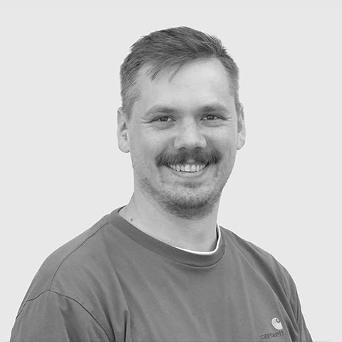 Ungemand smilende i casual tøj, på Dronninglund Efterskole, Danmarks bedste efterskole.