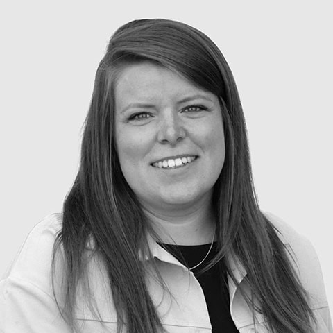 Moden kvindelig elev på Dronninglund Efterskole smiler venligt.