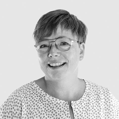 Smilende kvindelig lærer fra Dronninglund Efterskole, kreativt læringsmiljø.