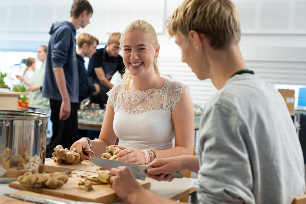 Elever laver mad i skolens køkken på Dronninglund Efterskole.